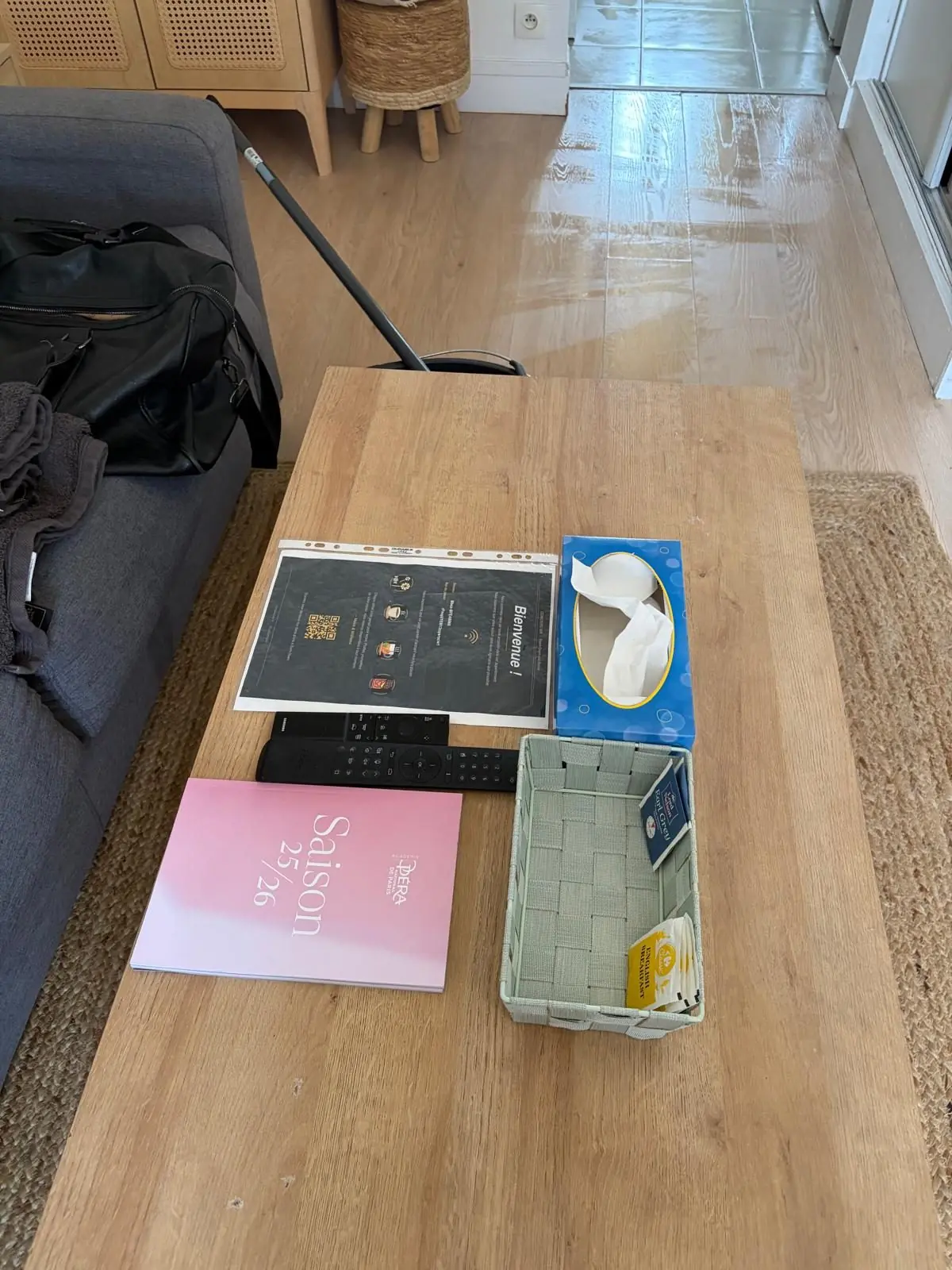 Salon d'un logement Airbnb nettoyé et préparé pour l'arrivée des voyageurs