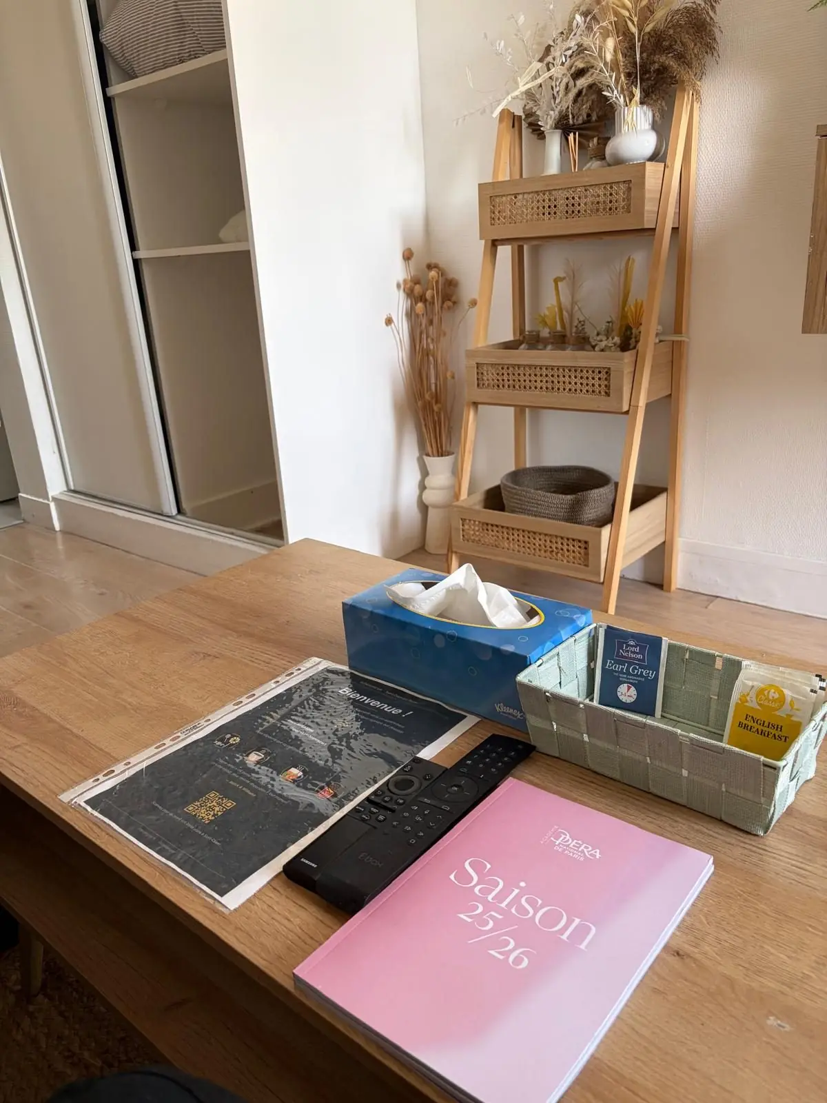 Table d'accueil préparée dans un logement Airbnb