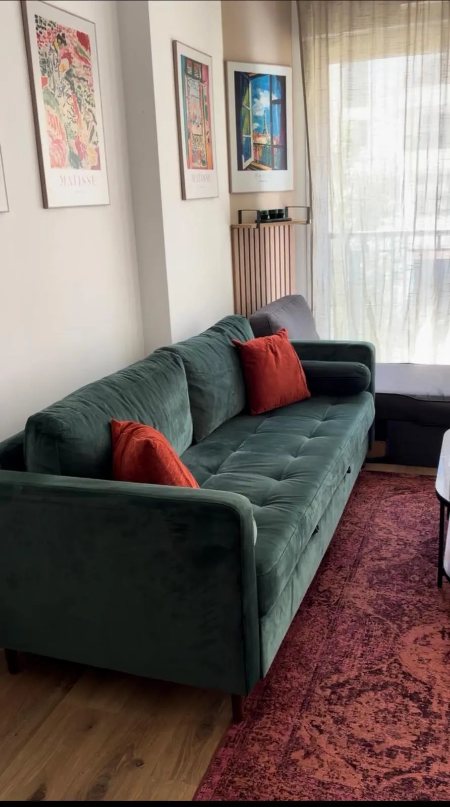 Canapé en velours propre dans un logement de location courte durée